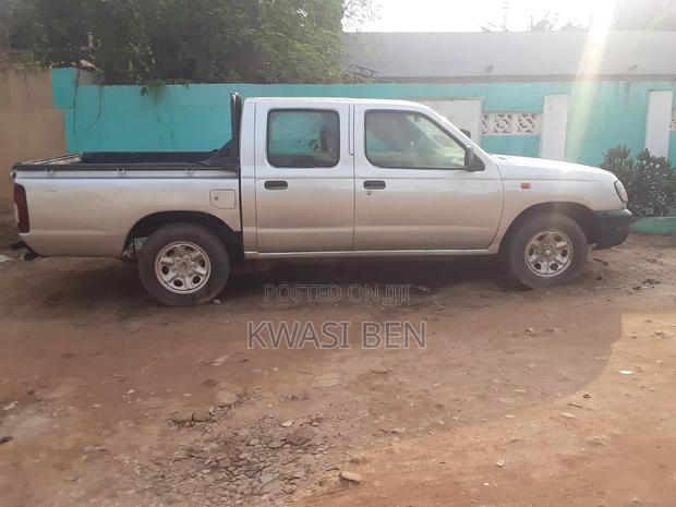Nissan Hardbody 2004 Silver