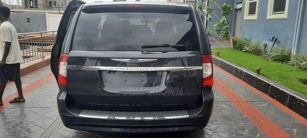 Chrysler Town & Country 2012 Black