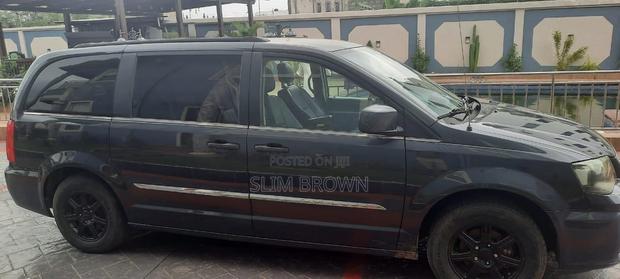 Chrysler Town & Country 2012 Black