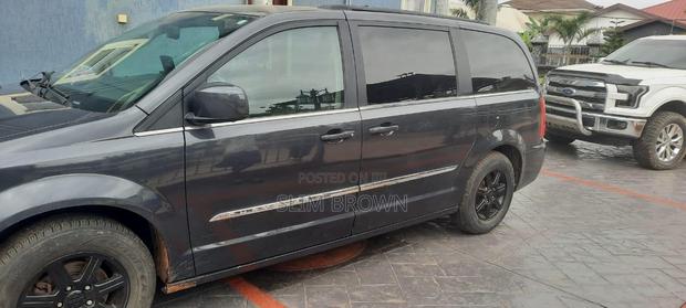Chrysler Town & Country 2012 Black
