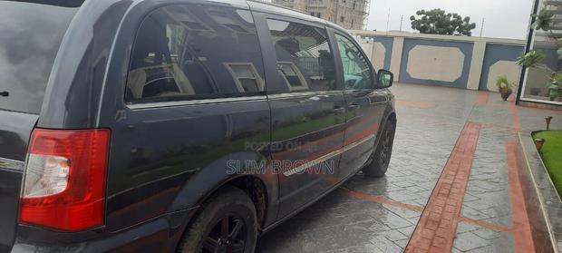 Chrysler Town & Country 2012 Black