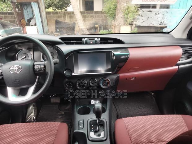 Toyota Hilux 2025 White