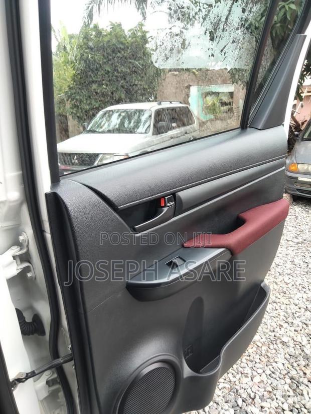 Toyota Hilux 2025 White
