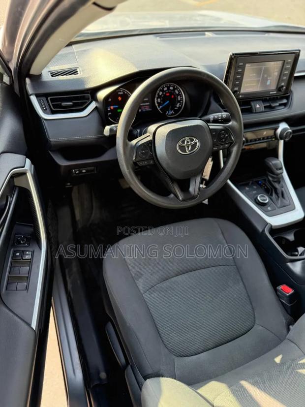 Toyota RAV4 LE 2021 Silver