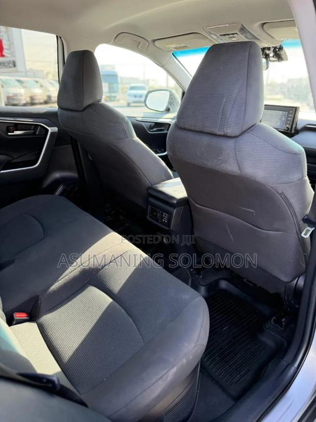 Toyota RAV4 LE 2021 Silver