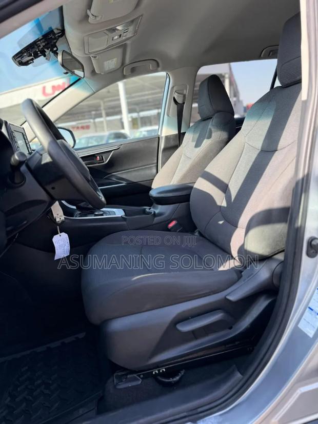 Toyota RAV4 LE 2021 Silver