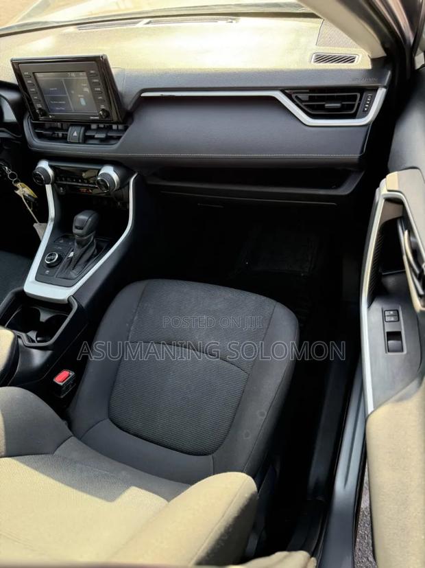 Toyota RAV4 LE 2021 Silver