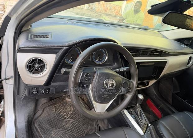 Toyota Corolla LE (1.8L 4cyl 2A) 2018