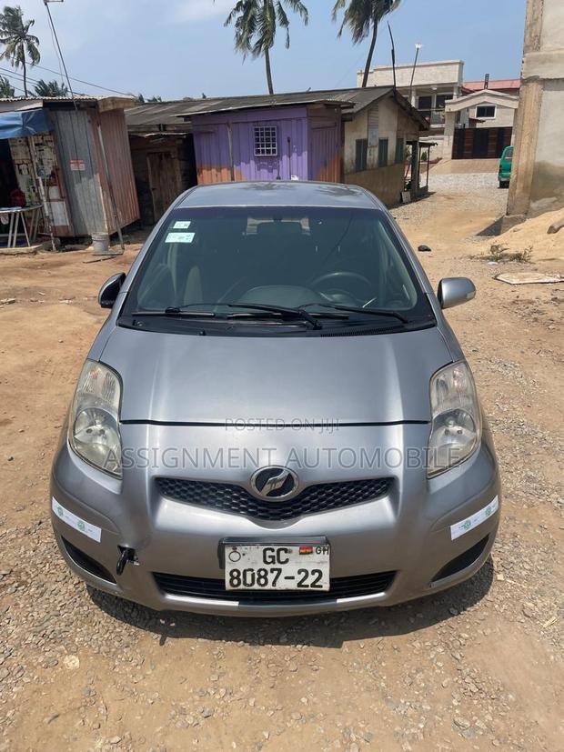 Toyota Vitz 2010 Silver