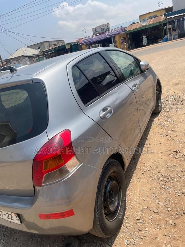 Toyota Vitz 2010 Silver