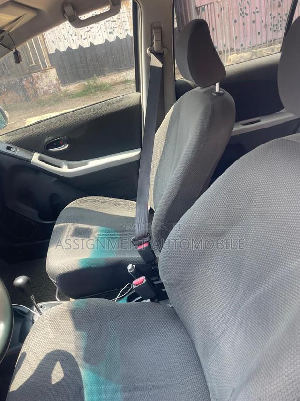 Toyota Vitz 2010 Silver