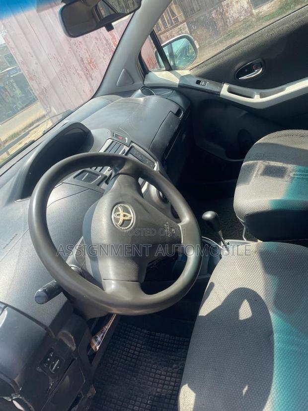 Toyota Vitz 2010 Silver
