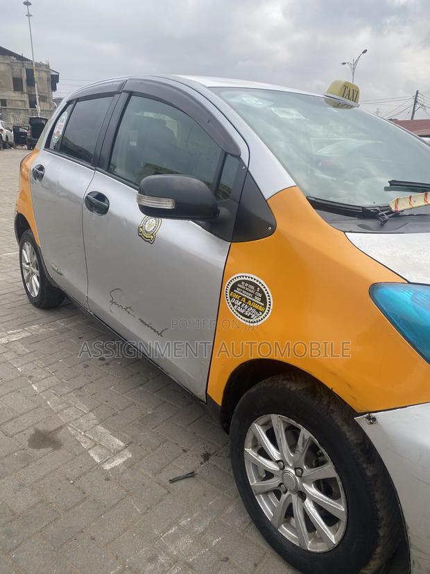 Toyota Vitz 2010 Silver