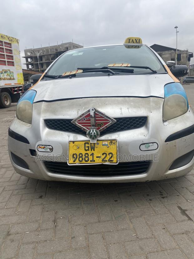 Toyota Vitz 2010 Silver