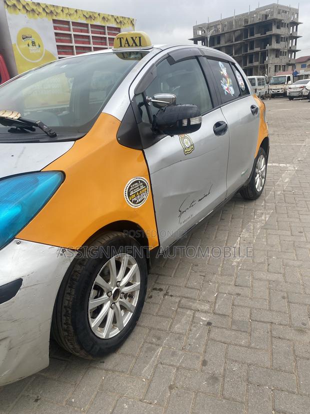 Toyota Vitz 2010 Silver