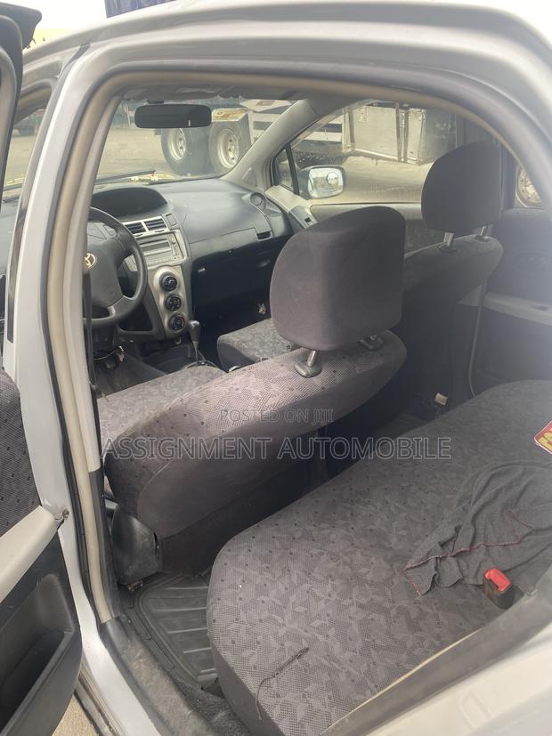 Toyota Vitz 2010 Silver