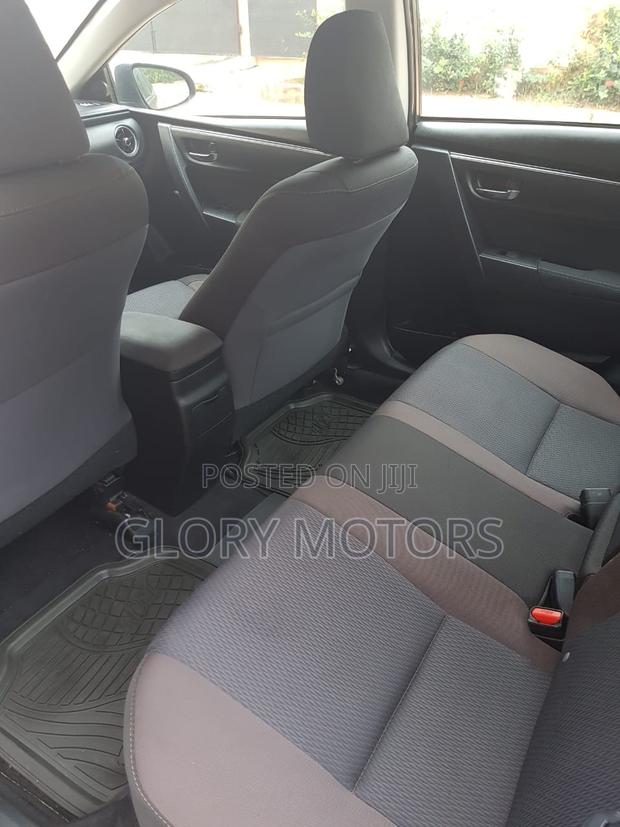 Toyota Corolla LE (1.8L 4cyl 2A) 2018 Beige
