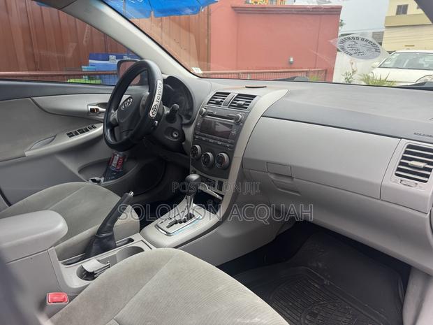 Toyota Corolla LE 4dr Sedan (1.8L 4cyl 4A) 2011 Silver