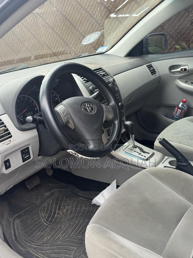 Toyota Corolla LE 4dr Sedan (1.8L 4cyl 4A) 2011 Silver
