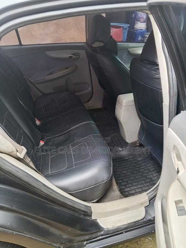 Toyota Corolla Base 4dr Sedan (1.8L 4cyl 5M) 2010 Gray