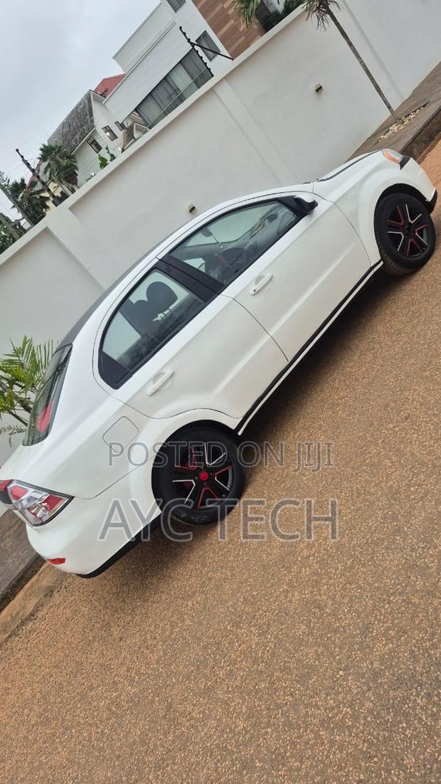 Chevrolet Aveo 1.5 Sedan T250 2011 White