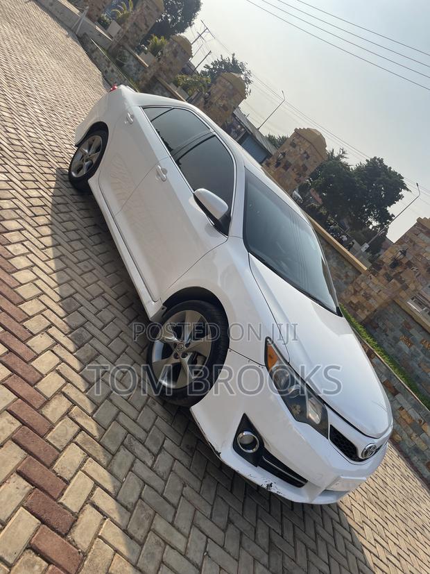 Toyota Camry SE 4dr Sedan (2.5L 4cyl 6A) 2013 White
