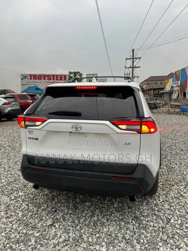 Toyota RAV4 LE 2021 White