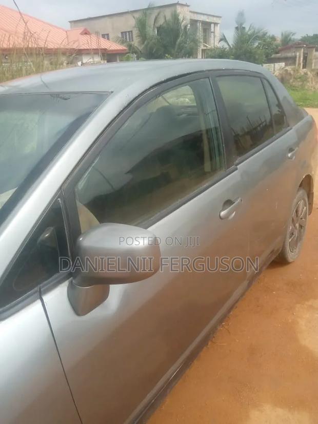 Nissan Versa 2011 Gray