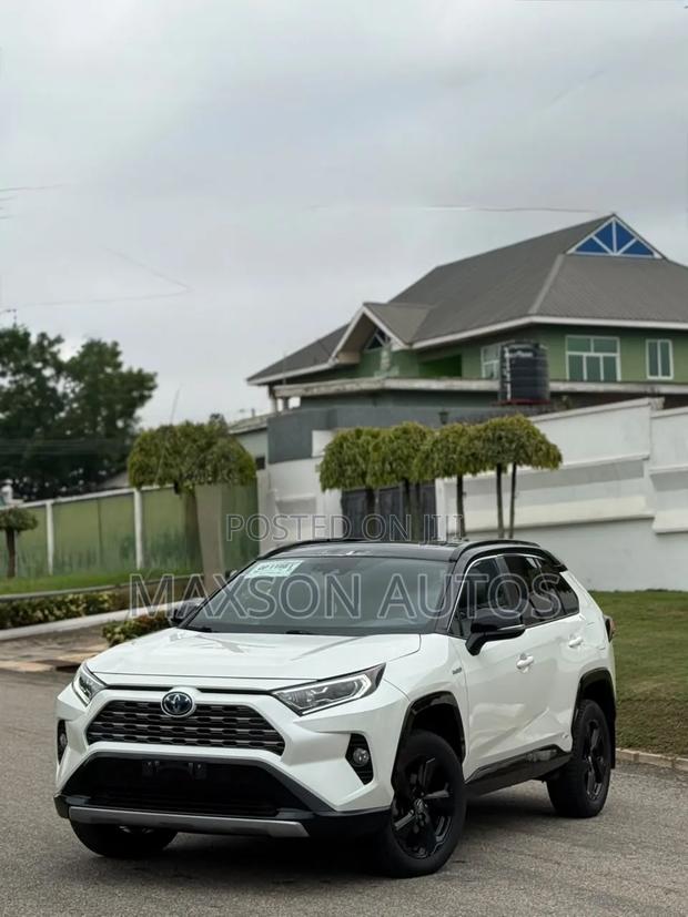 Toyota RAV4 2021 White