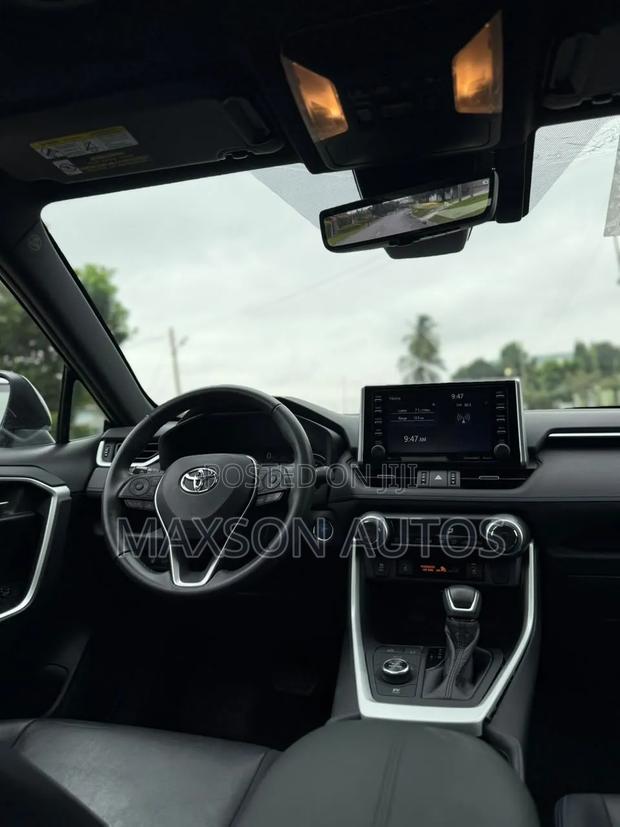 Toyota RAV4 2021 White