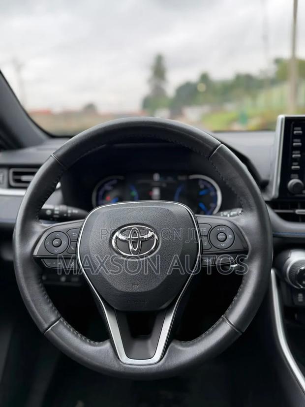 Toyota RAV4 2021 White