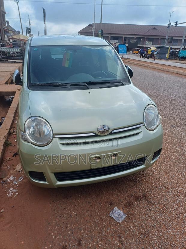 Toyota Sienta 1.5 AWD 2011 Green