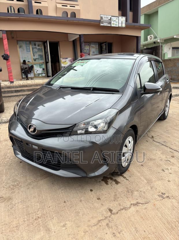 Toyota Vitz 1.3 AWD 3dr 2015 Gray