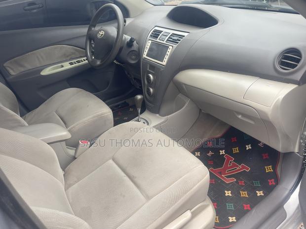 Toyota Belta 2010 Silver