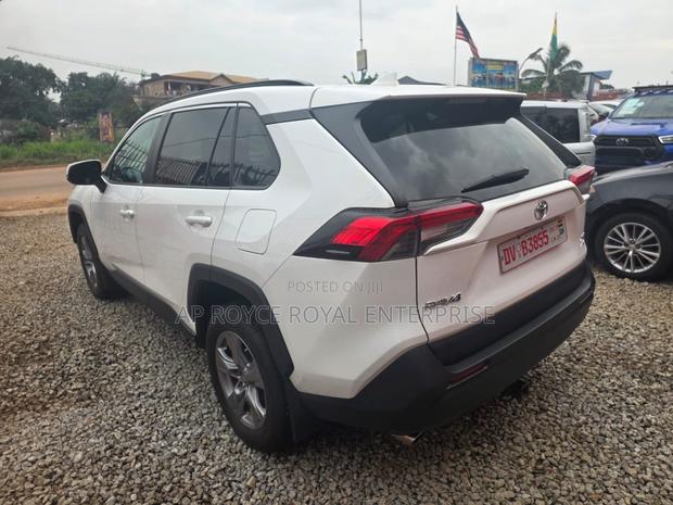 Toyota RAV4 XLE 2022 White