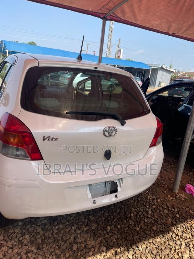 Toyota Vitz 2010 White