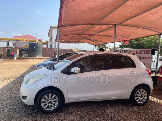 Toyota Vitz 2010 White