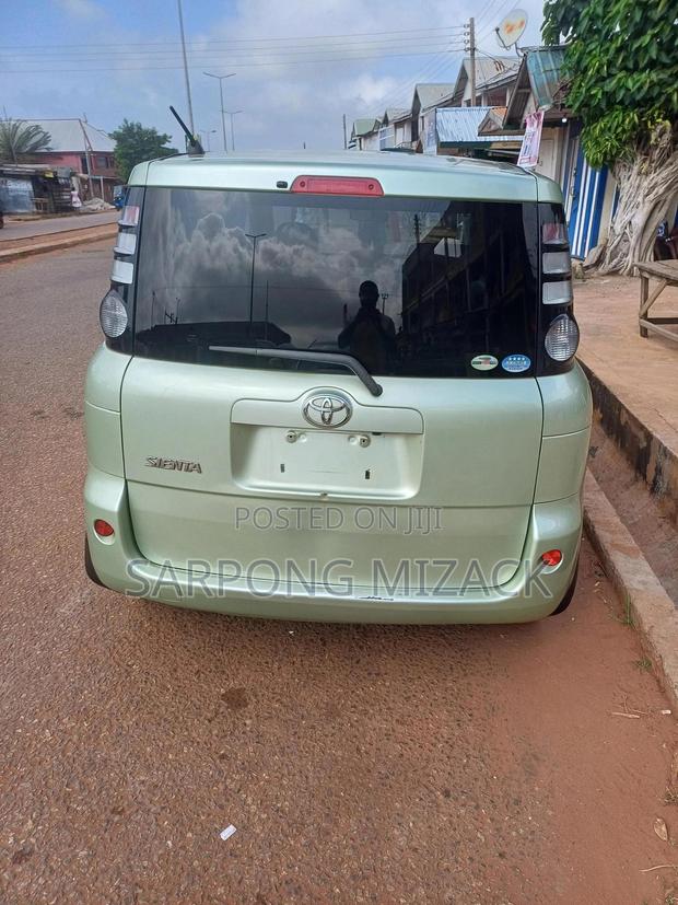 Toyota Sienta 1.5 AWD 2011 Green