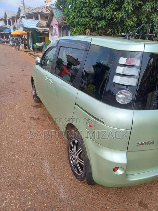 Toyota Sienta 1.5 AWD 2011 Green