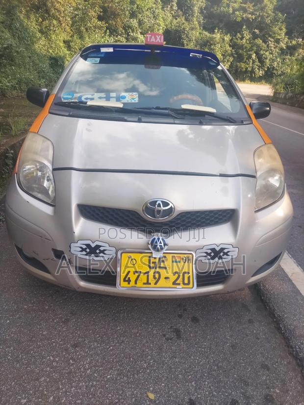 Toyota Yaris 2010 Gold