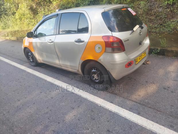 Toyota Yaris 2010 Gold