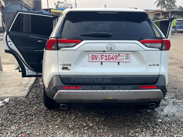 Toyota RAV4 LE FWD 2023 White