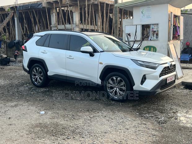 Toyota RAV4 LE FWD 2023 White