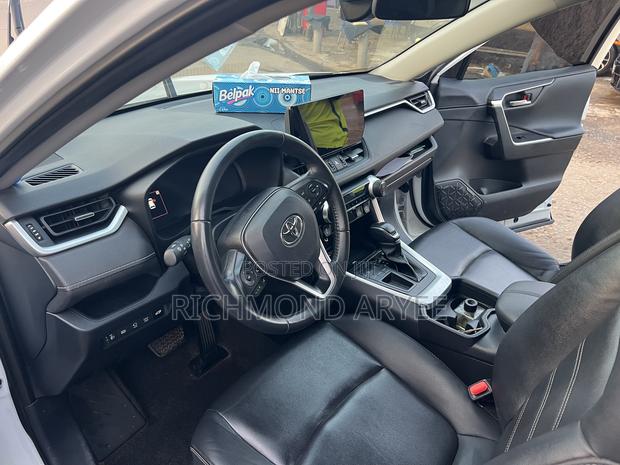 Toyota RAV4 LE FWD 2023 White