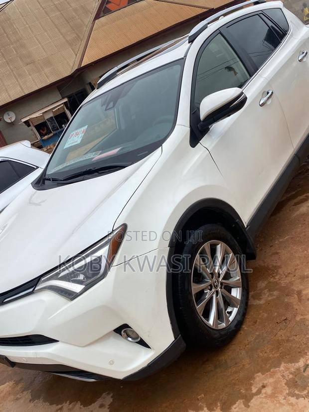 Toyota RAV4 Limited 4dr SUV AWD (2.5L 4cyl 6A) 2018 White