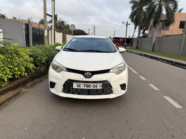 Toyota Corolla LE 4dr Sedan (1.8L 4cyl CVT) 2014 White