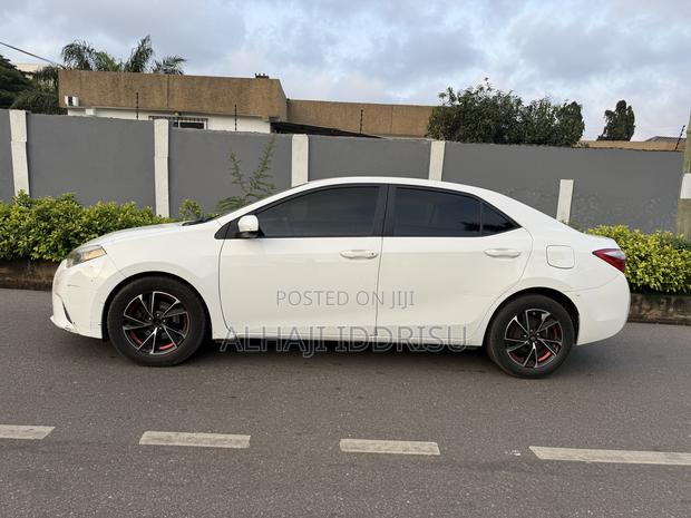 Toyota Corolla LE 4dr Sedan (1.8L 4cyl CVT) 2014 White
