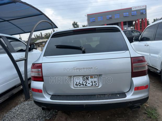 Porsche Cayenne 2011 Gray