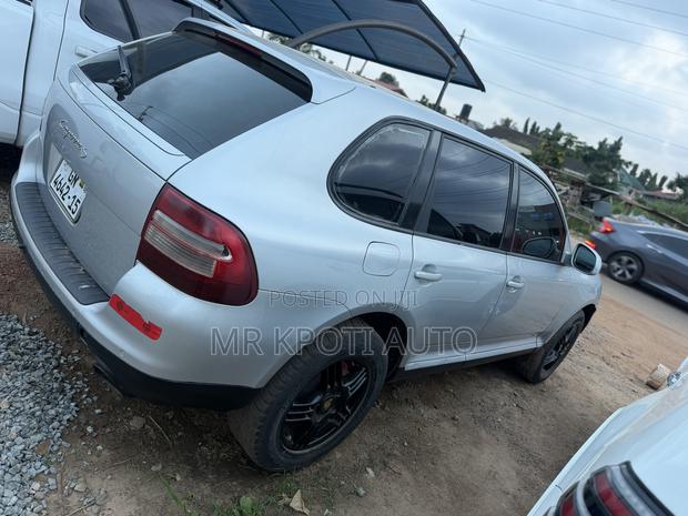 Porsche Cayenne 2011 Gray