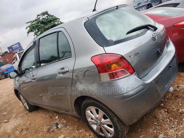 Toyota Yaris Base Hatchback 5dr 2011 Gray